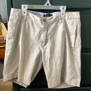 Men’s khaki shorts